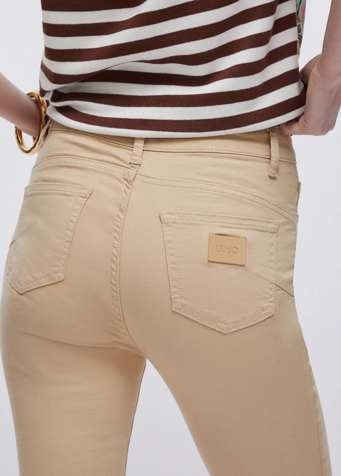 Pantaloni cropped a vita alta
