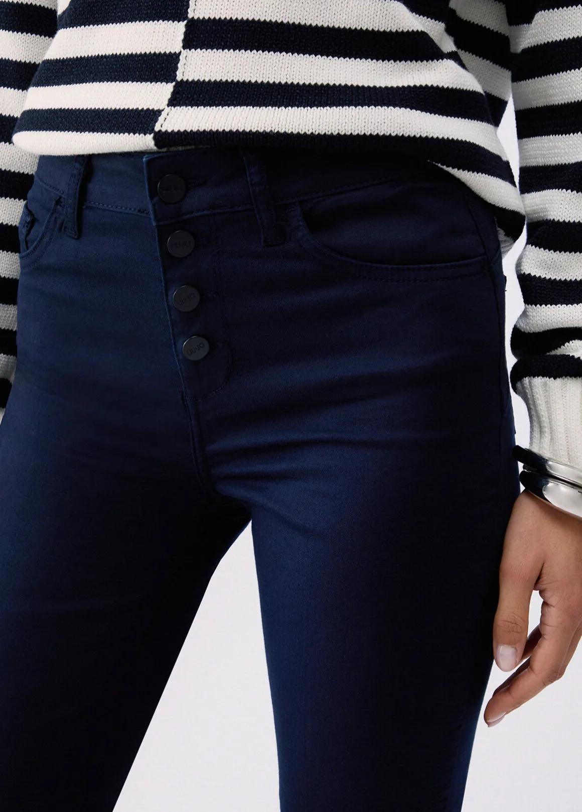 Pantaloni cropped a vita alta