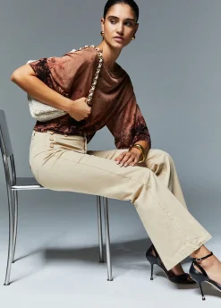 Pantaloni flare con bottoni logati