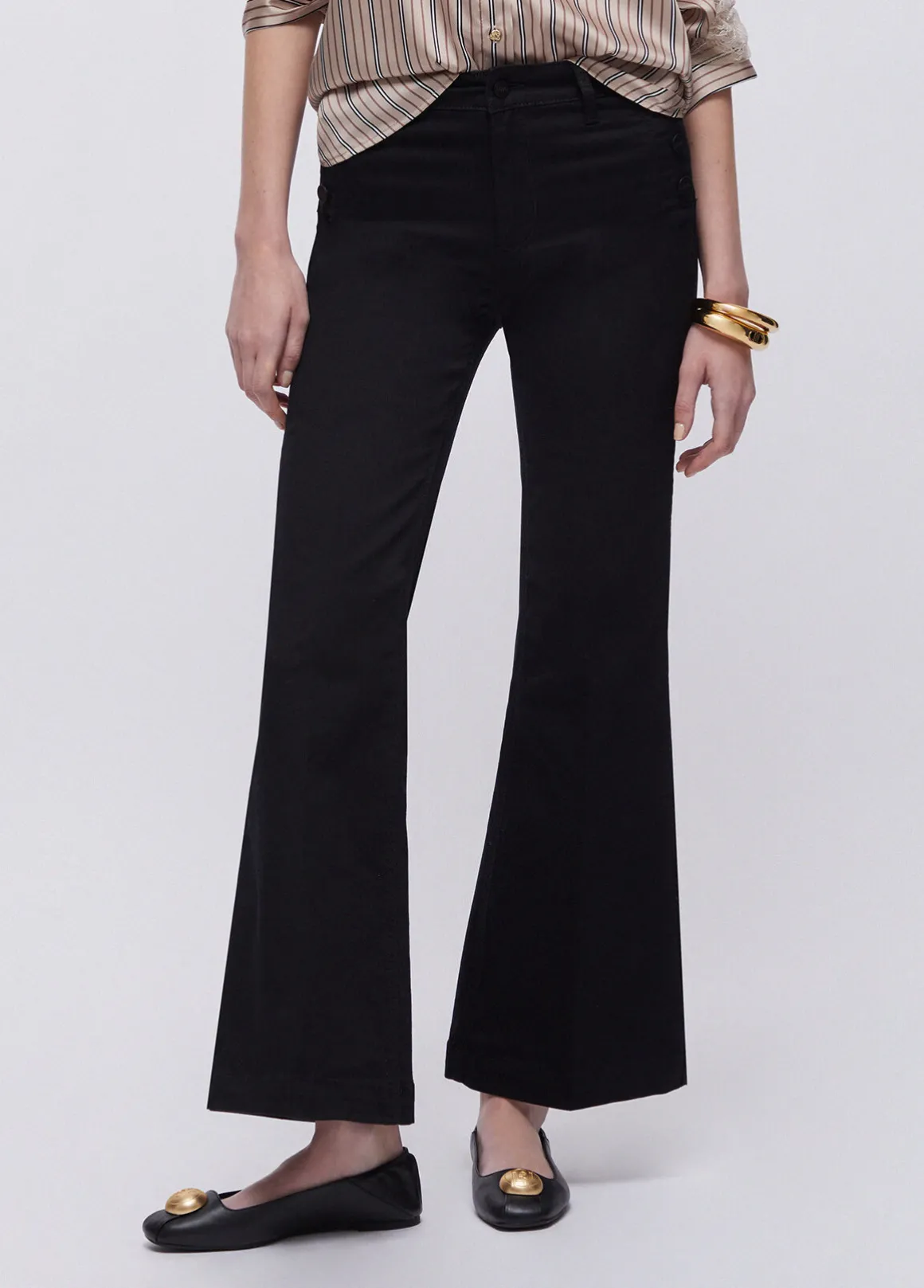 Pantaloni flare con bottoni logati