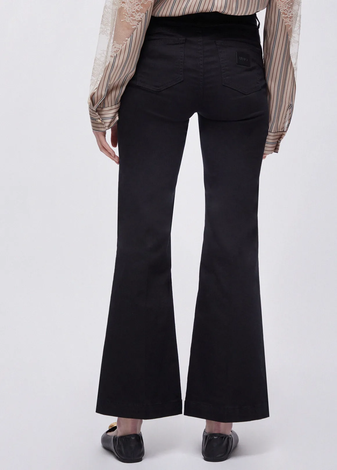 Pantaloni flare con bottoni logati