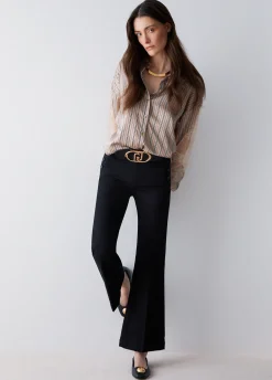 Pantaloni flare con bottoni logati