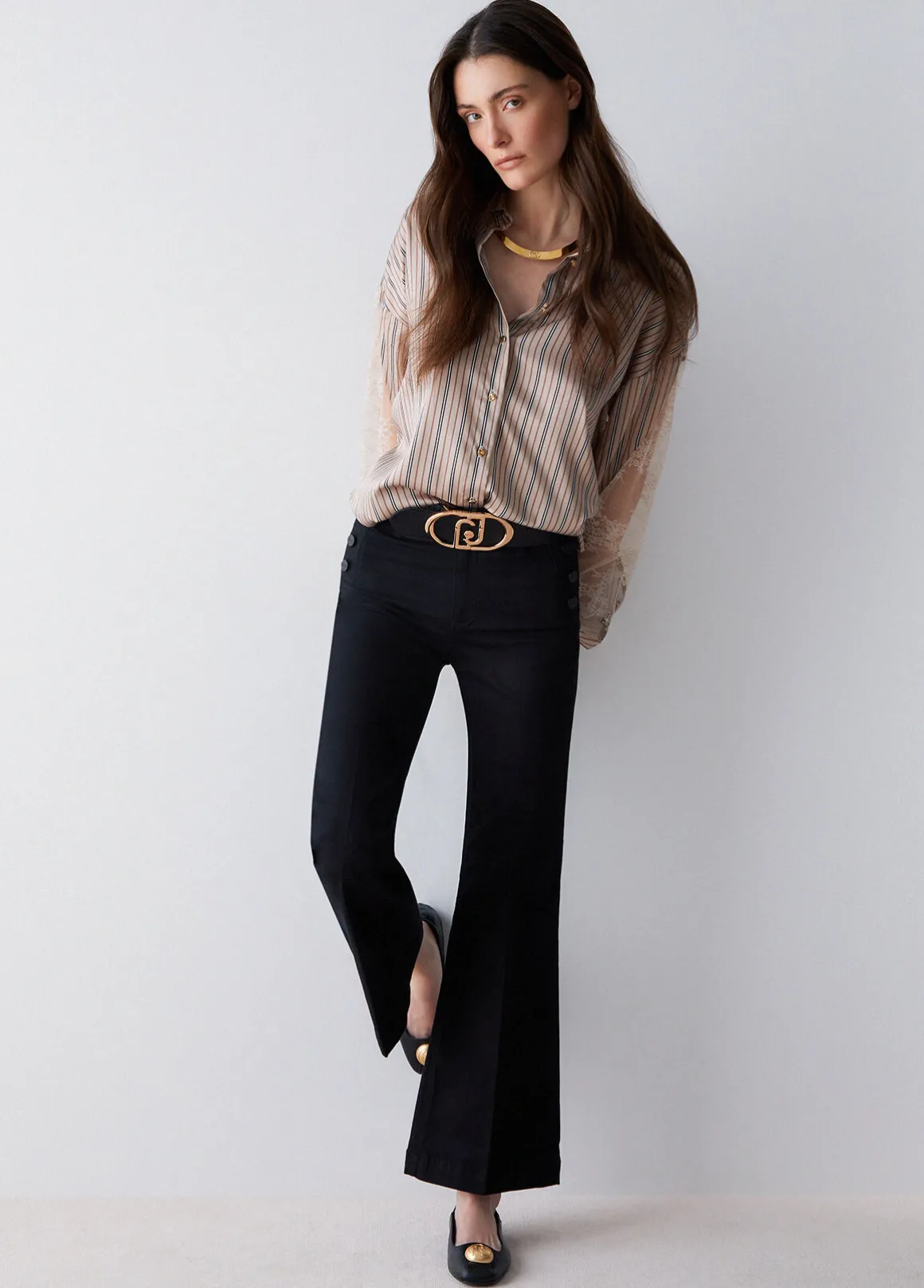 Pantaloni flare con bottoni logati
