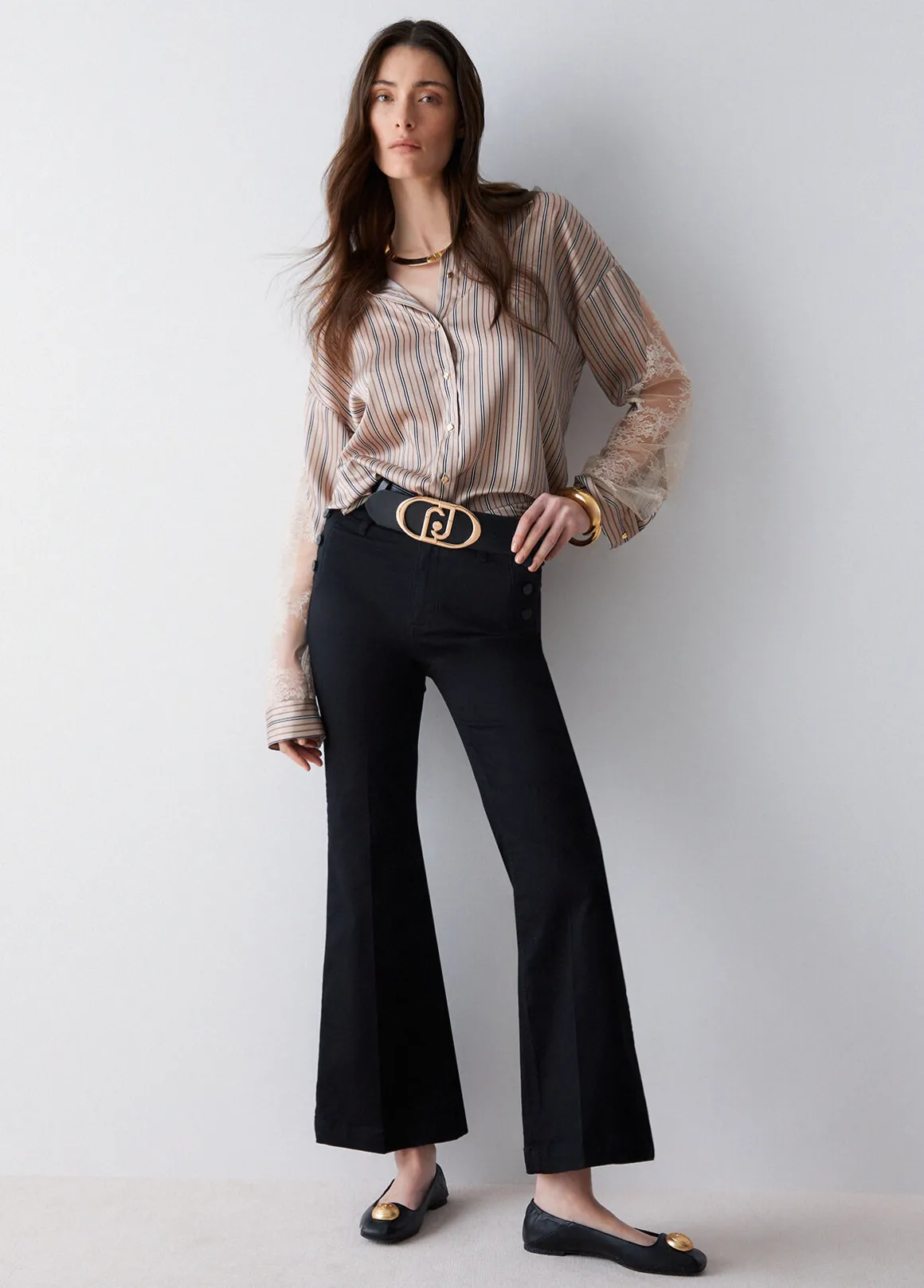 Pantaloni flare con bottoni logati