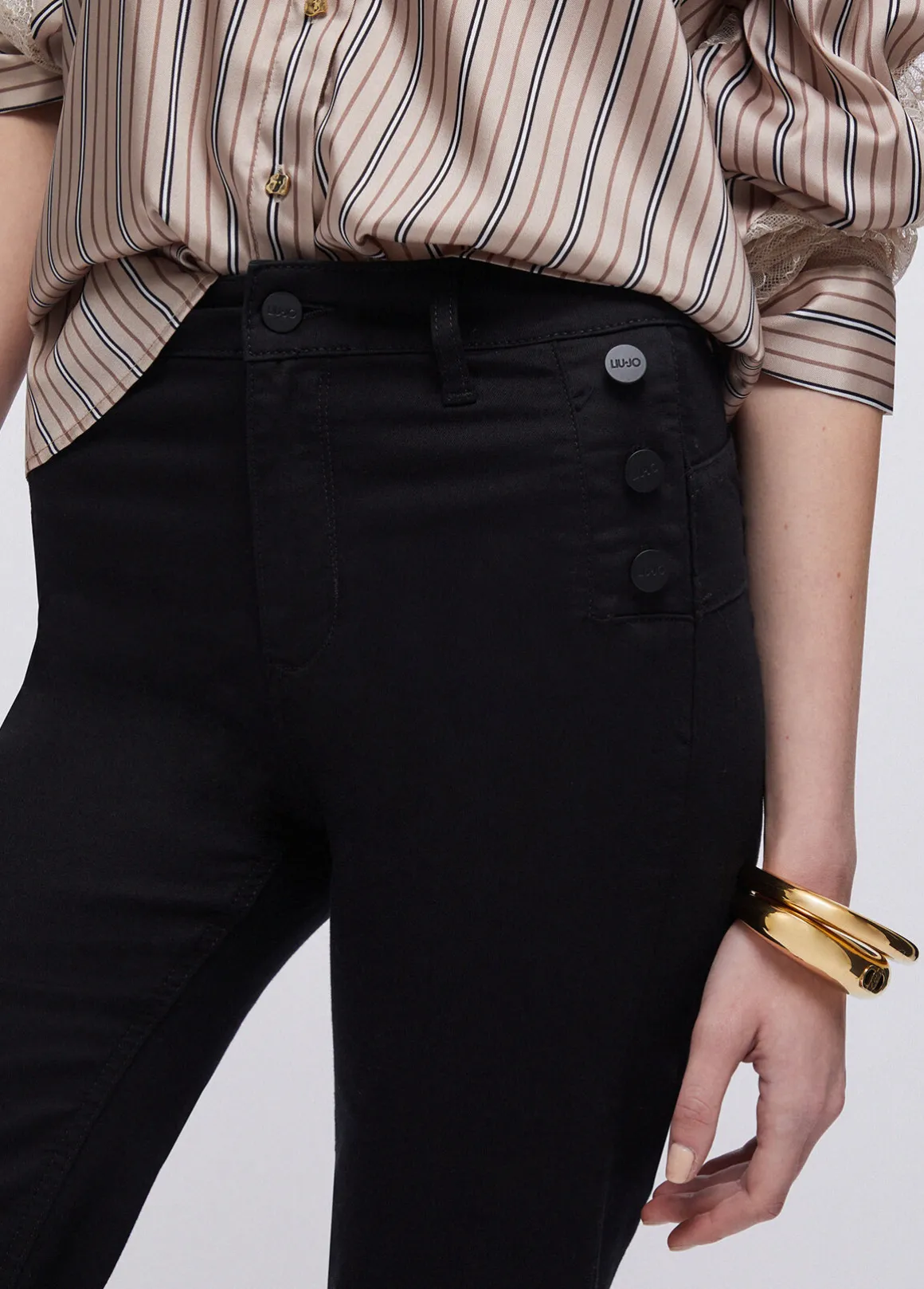 Pantaloni flare con bottoni logati