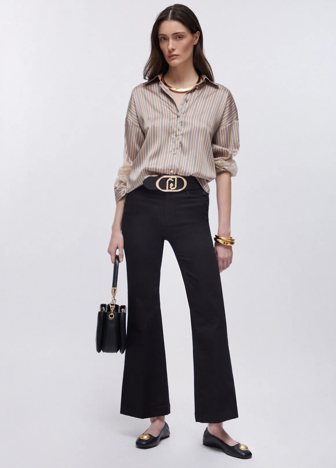 Pantaloni flare con bottoni logati