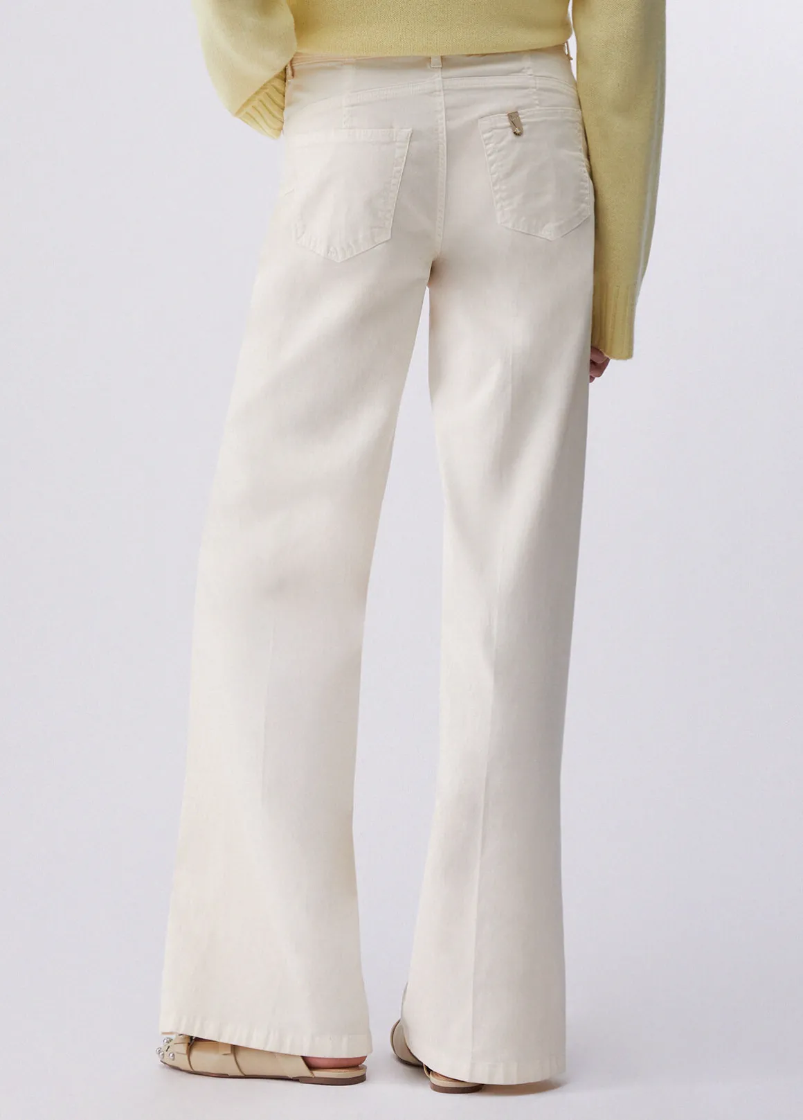Pantaloni flare con cintura