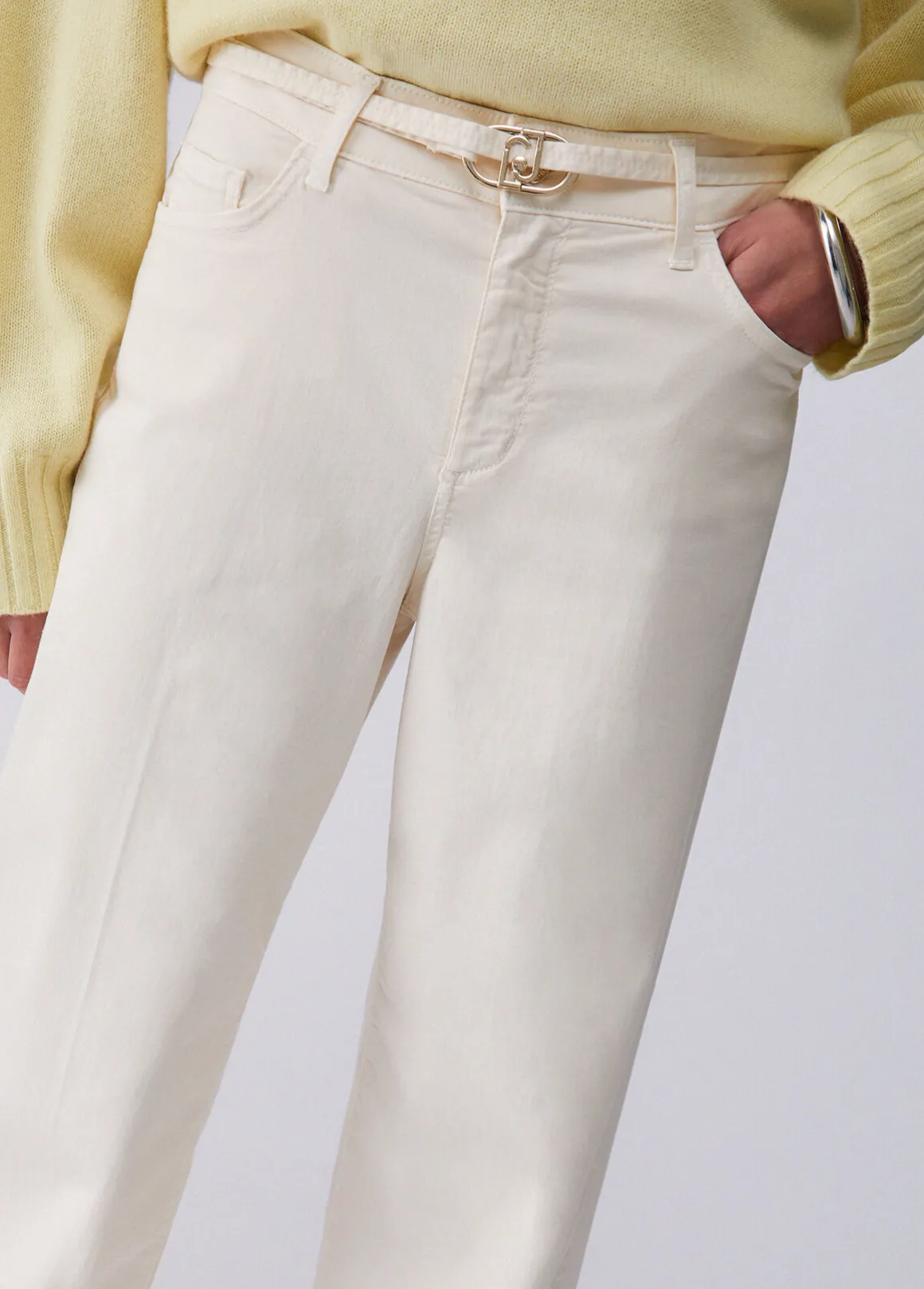 Pantaloni flare con cintura