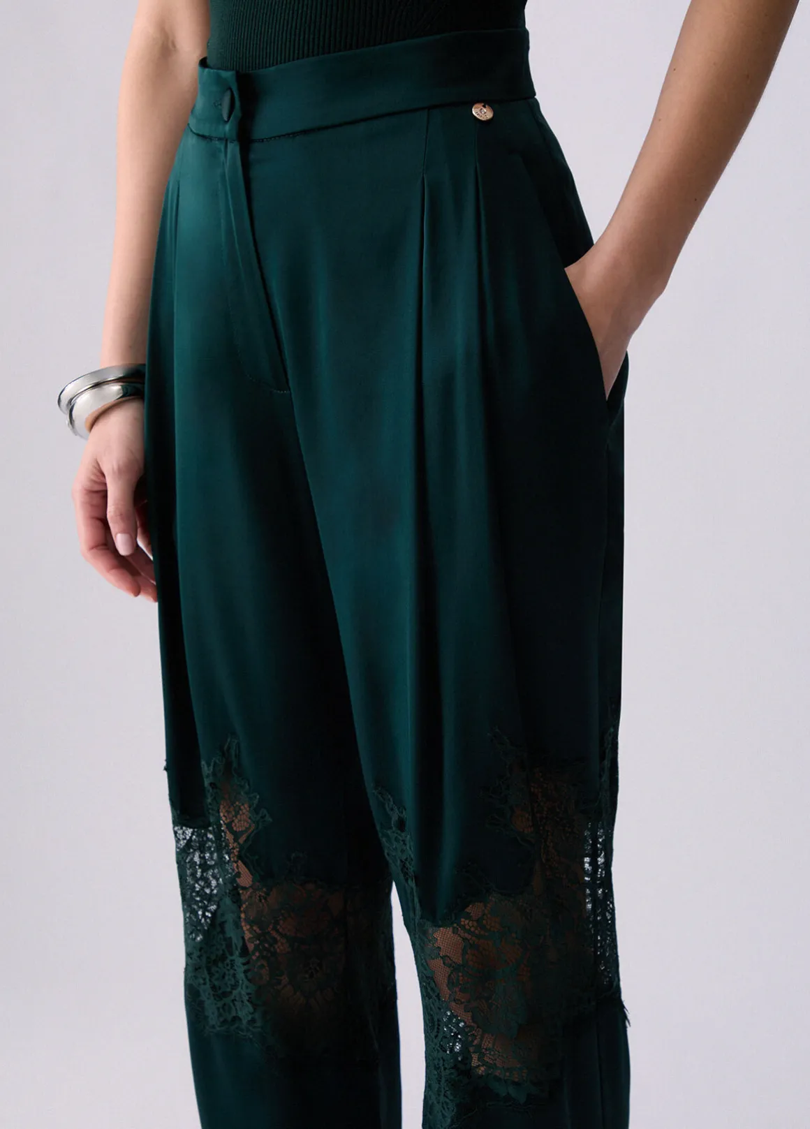 Pantaloni in raso con dettagli in pizzo