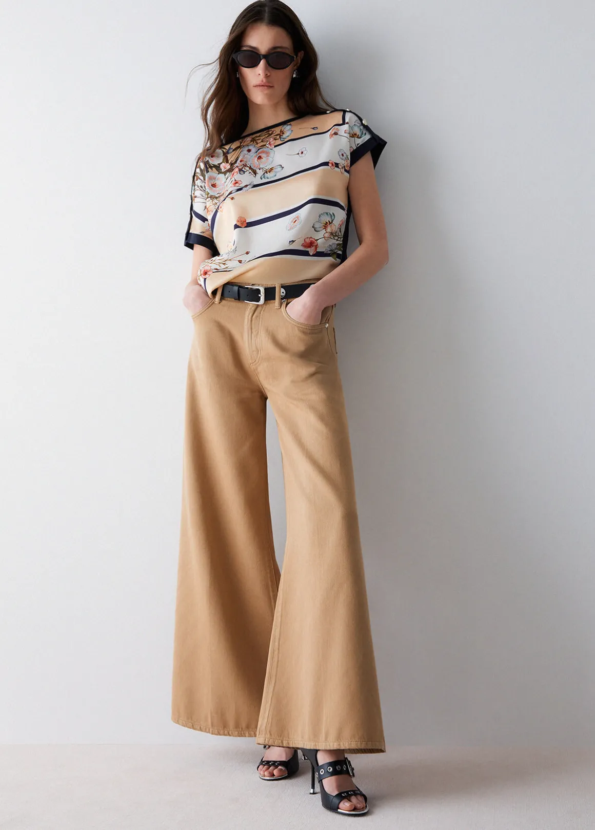 Pantaloni super flare a vita alta