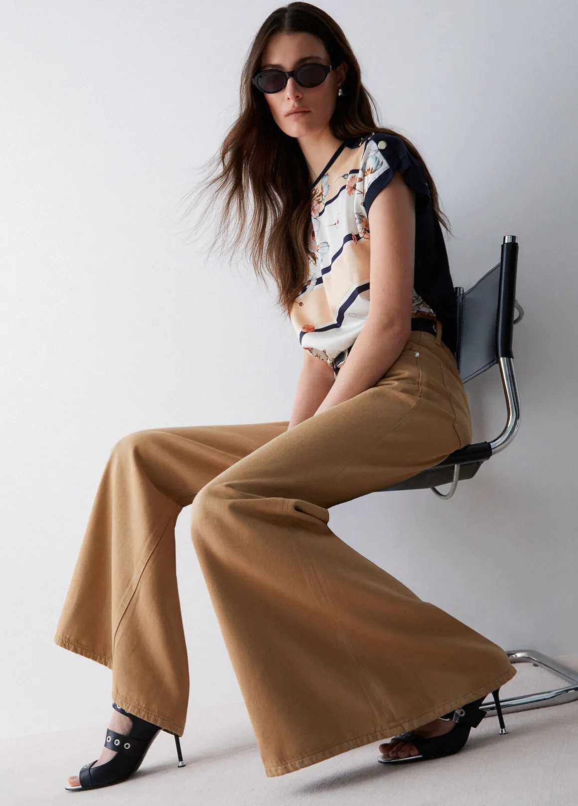 Pantaloni super flare a vita alta
