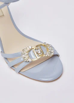 Sandali in vernice con logo gioiello
