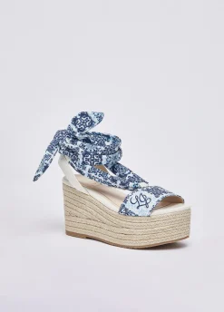 Sandali zeppa con foulard
