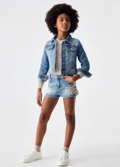 Short in denim con ricamo macramè