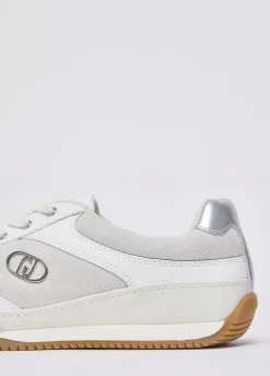 Sneakers in suede