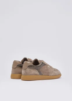Sneakers in suede