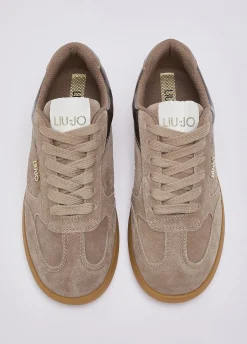 Sneakers in suede
