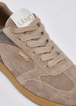 Sneakers in suede
