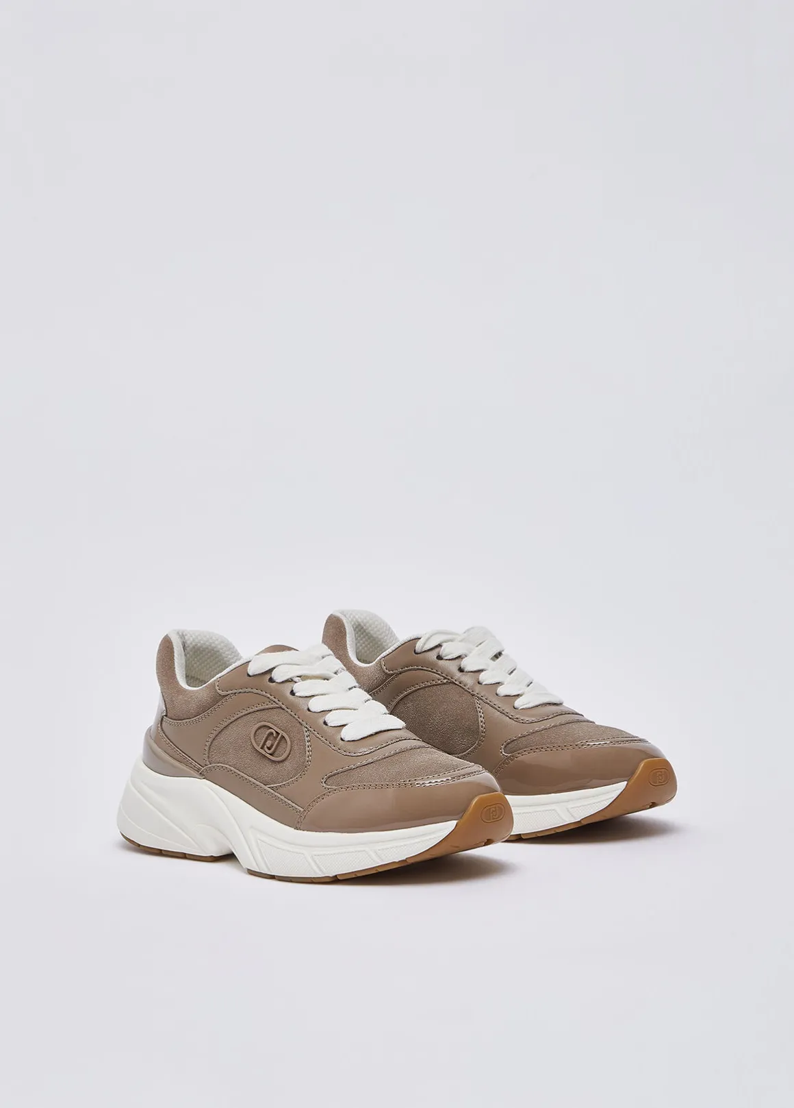 Sneakers in suede