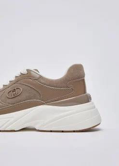 Sneakers in suede