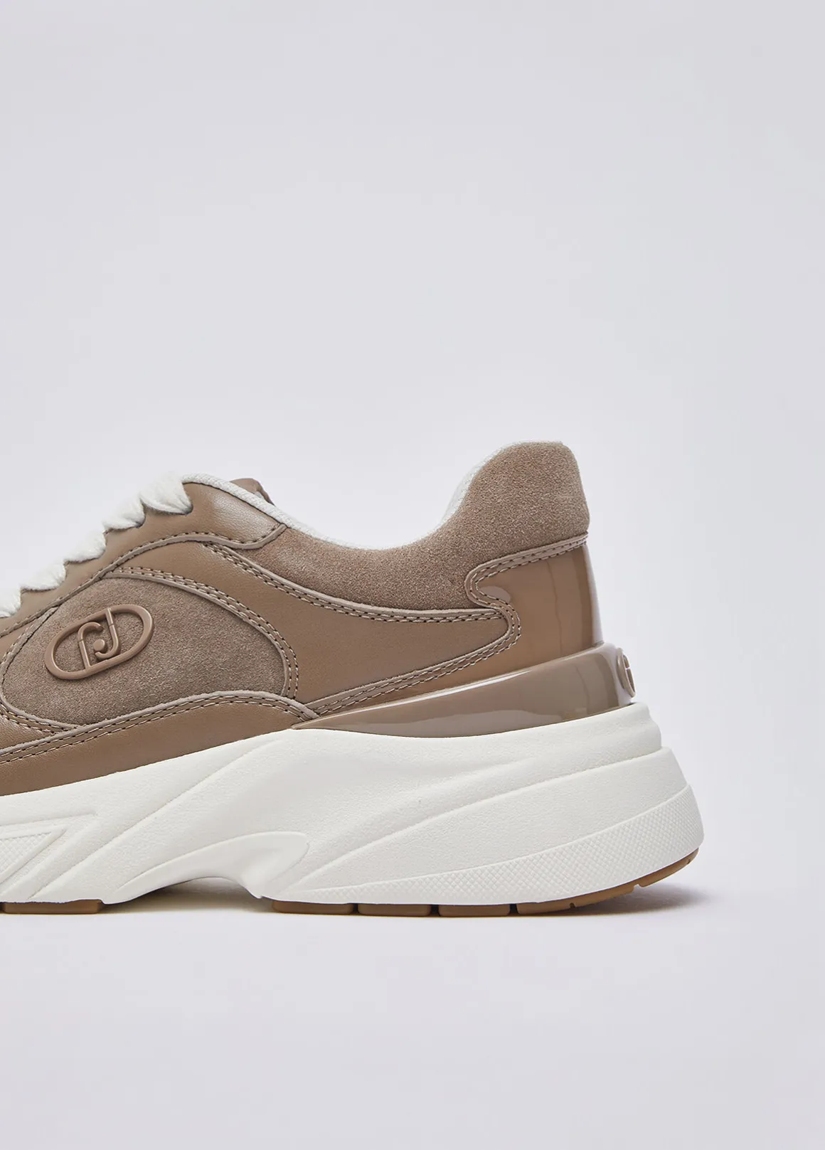Sneakers in suede