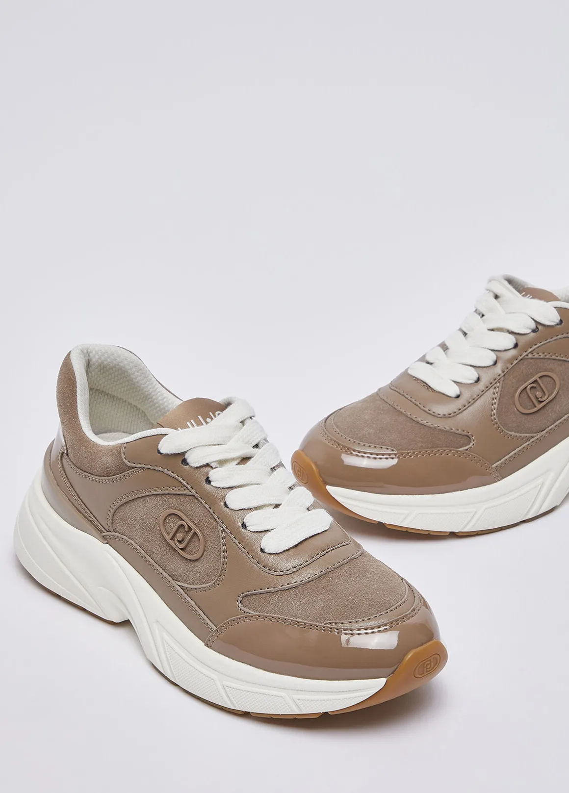 Sneakers in suede