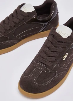 Sneakers in suede