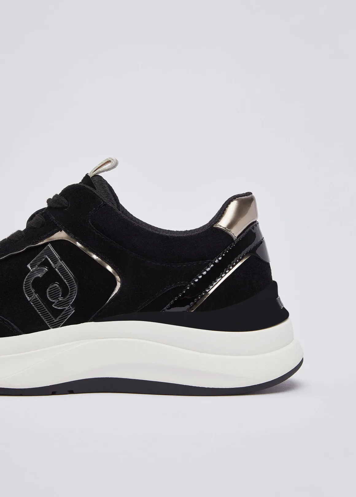 Sneakers in suede