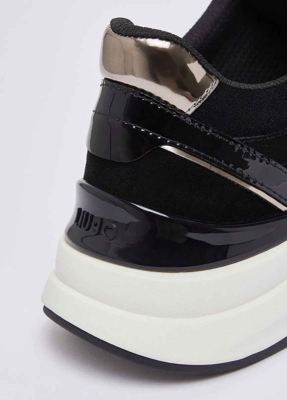 Sneakers in suede