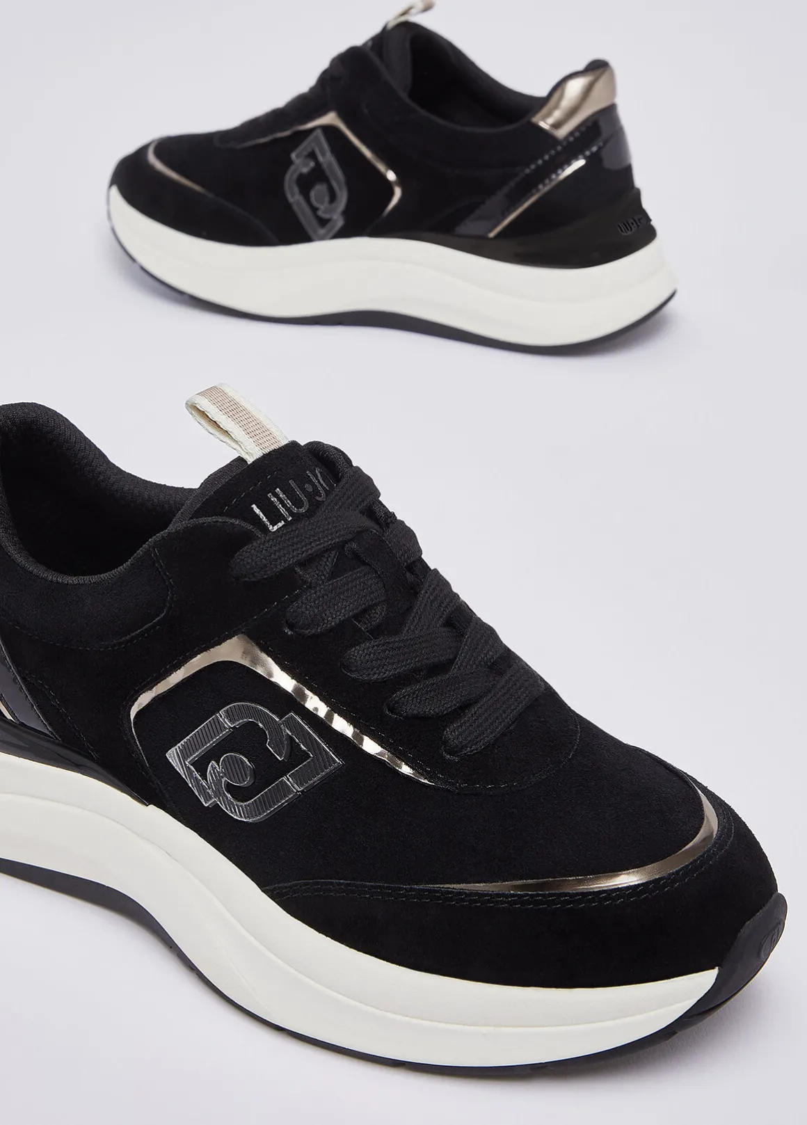 Sneakers in suede