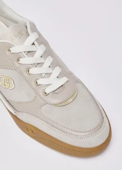 Sneakers in suede