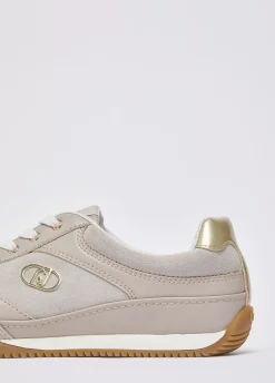 Sneakers in suede