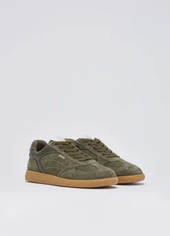 Sneakers in suede