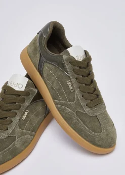 Sneakers in suede