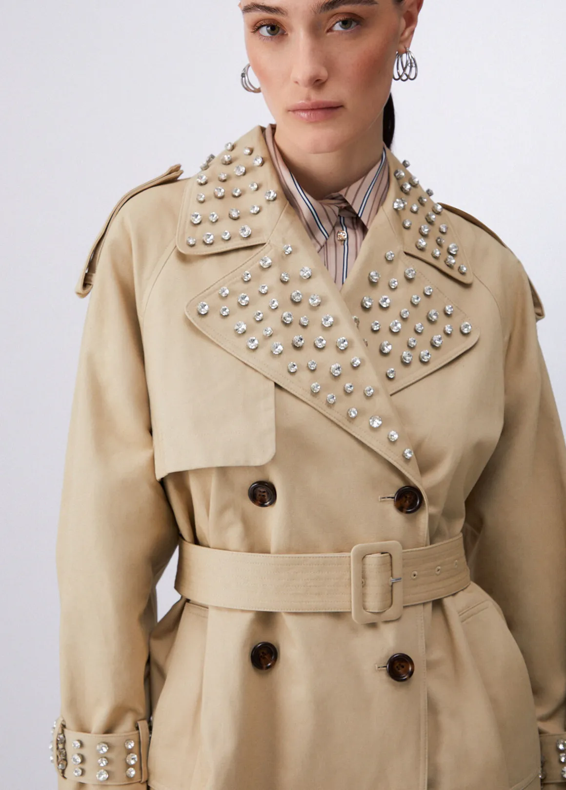 Trench con ricami gioiello