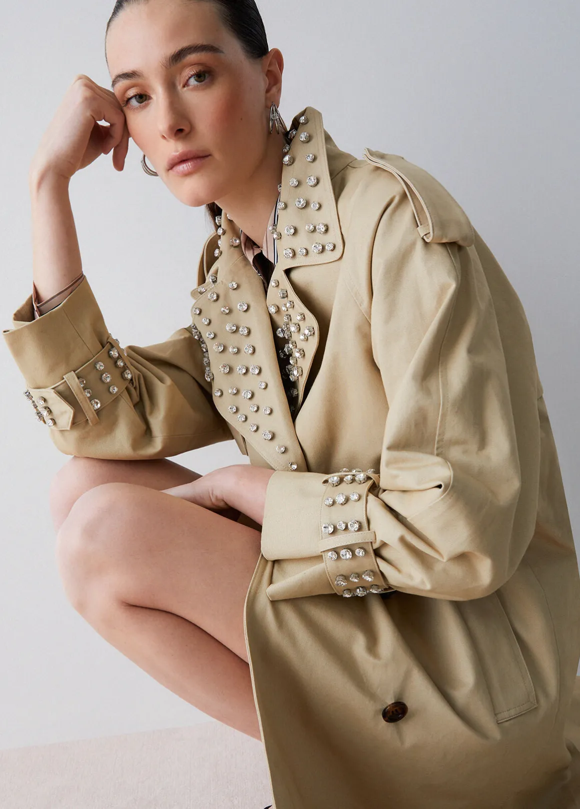 Trench con ricami gioiello