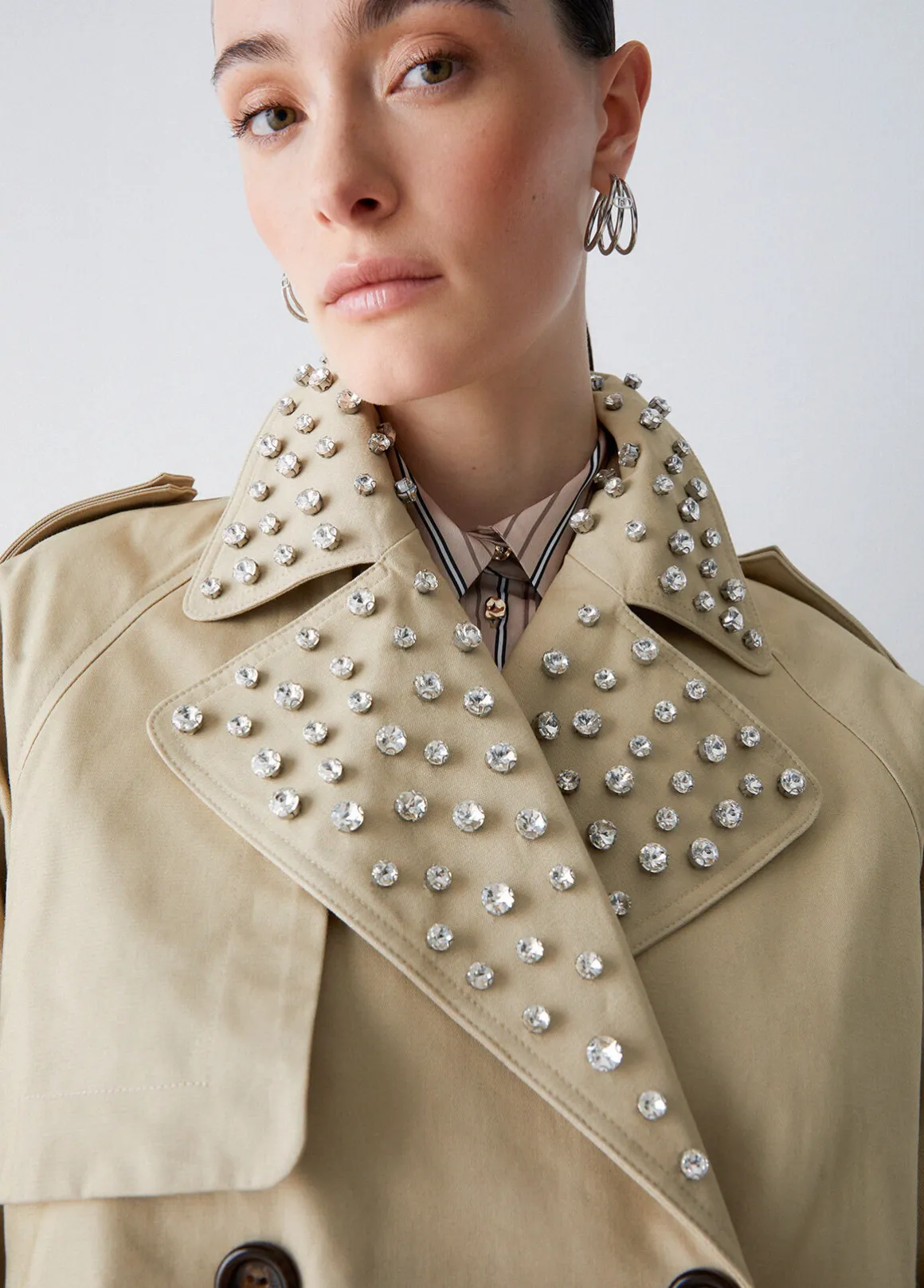 Trench con ricami gioiello