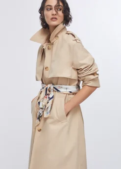 Trench lungo con foulard