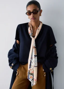 Trench lungo con foulard