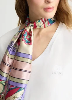 T-shirt con foulard