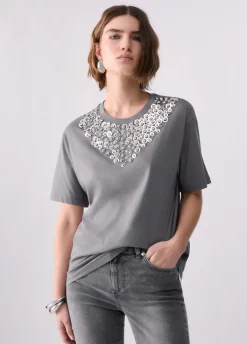 T-shirt con ricami gioiello