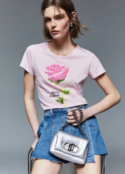 T-shirt con stampa e applicazioni