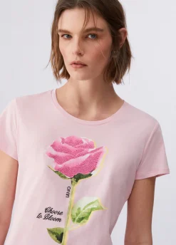 T-shirt con stampa e applicazioni