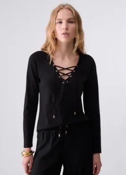 T-shirt con stringhe