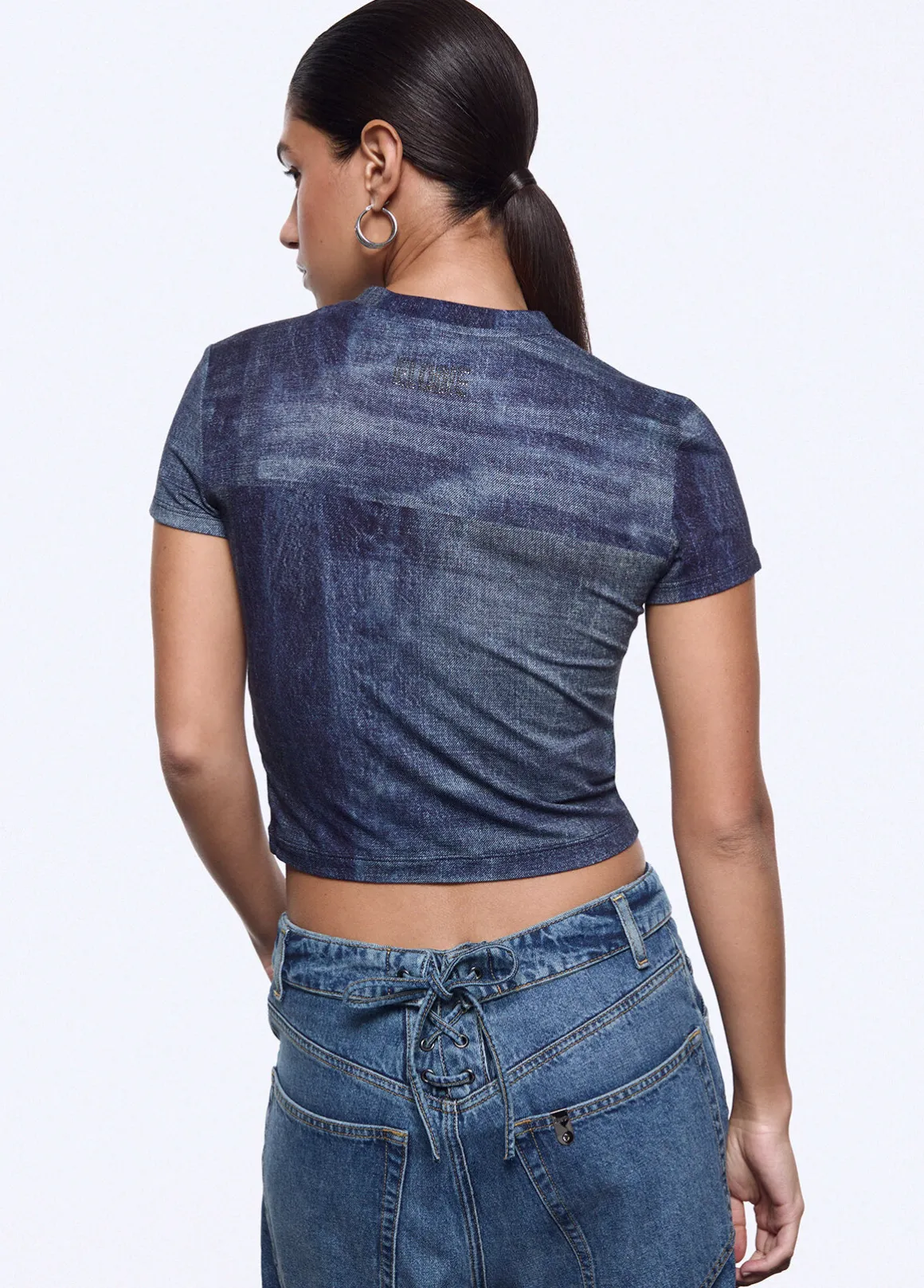 T-shirt cropped effetto denim