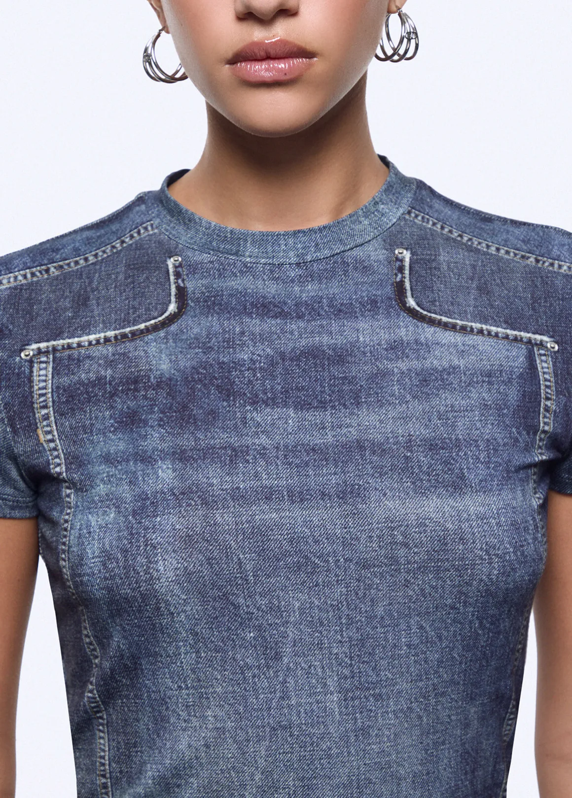 T-shirt cropped effetto denim